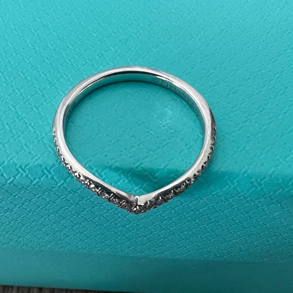 Beautiful V ring
